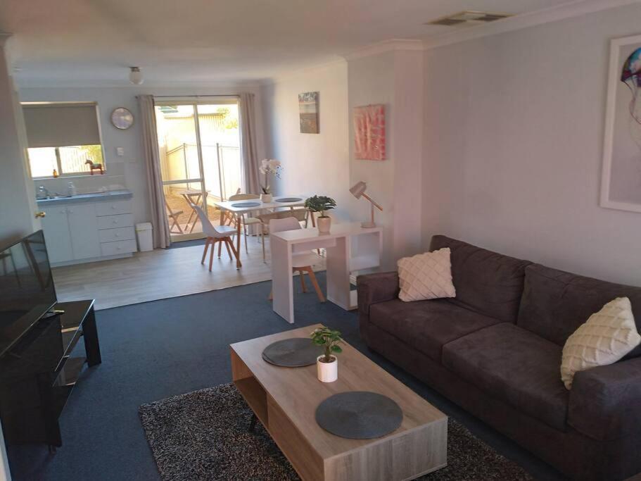 Cosy 2 Bedroom Unit In A Secure Gated Complex Kalgoorlie Eksteriør bilde