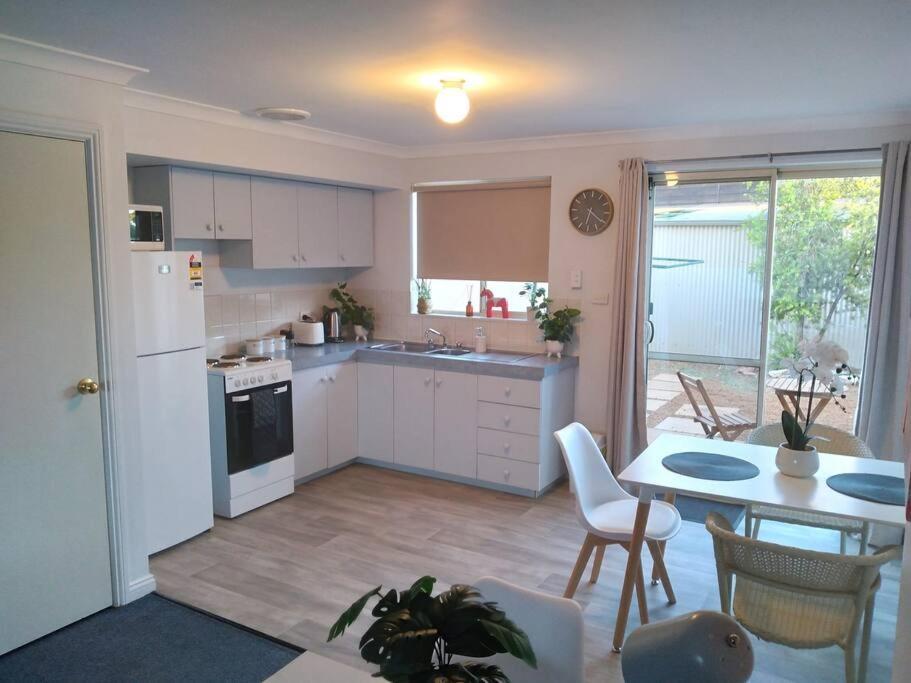 Cosy 2 Bedroom Unit In A Secure Gated Complex Kalgoorlie Eksteriør bilde